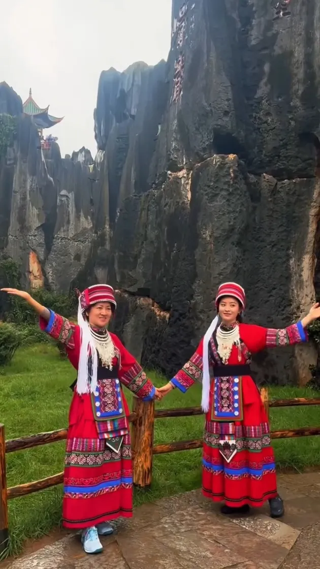 Natasha Wilona Berpose di Depan Formasi Batu