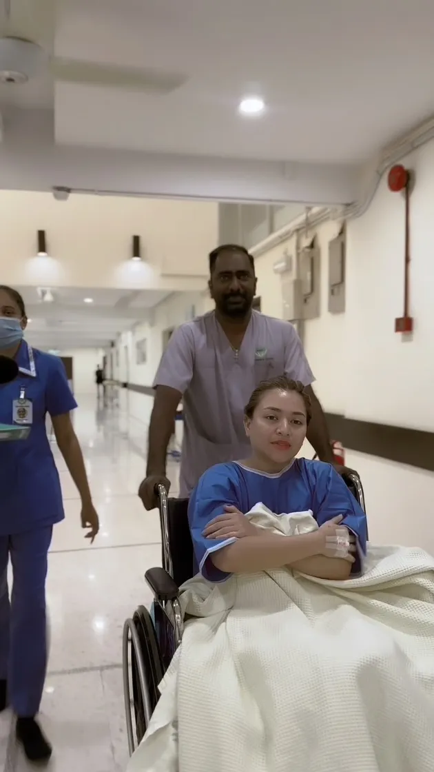 Nathalie Holscher pulang dari operasi