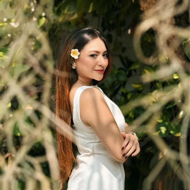 Nathalie Holscher Tampil Menawan