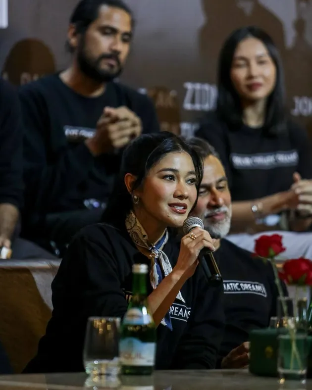 Naysila Mirdad memberi keterangan di KAPAL TERBANG