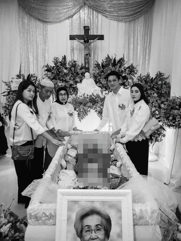 Rey Mbayang antar oma yang meninggal