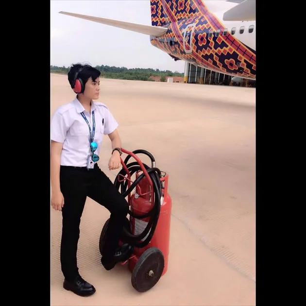 Neni Anggraeni - hijaber teknisi pesawat