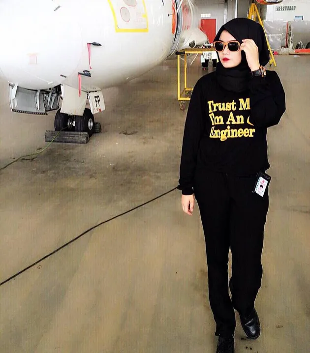 Neni Anggraeni - hijaber teknisi pesawat