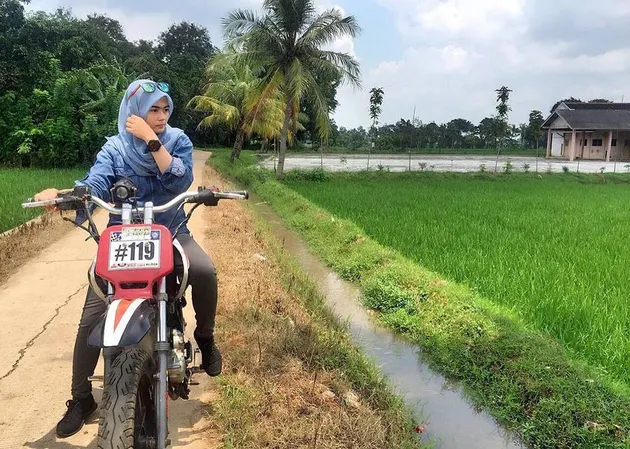 Neni Anggraeni - hijaber teknisi pesawat