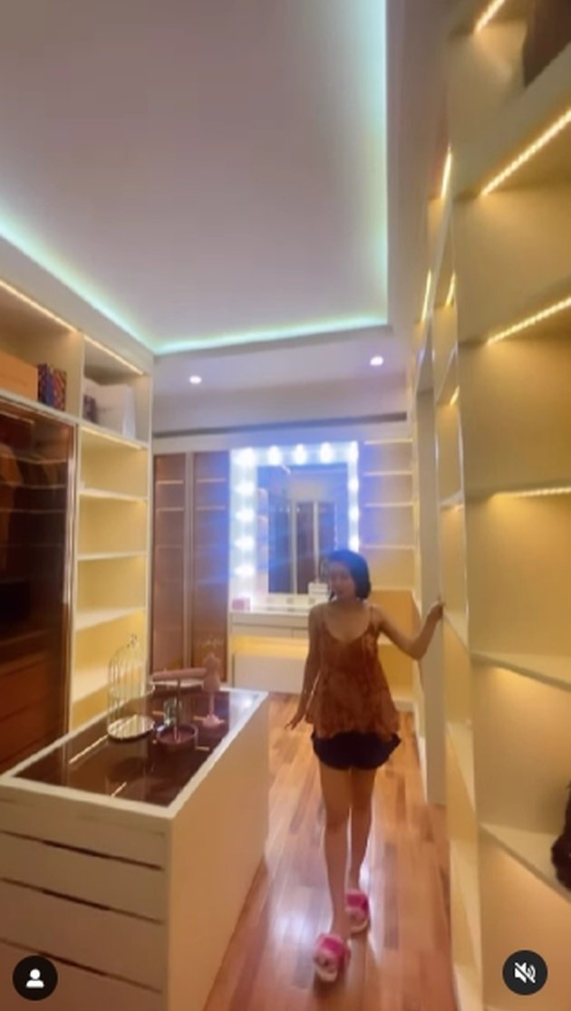 Netizens Focused on Wika Salim's Smooth Back, Here are 8 Photos of Her Luxurious New Room Equipped with a Walk-in Closet and a Luxury Bathroom - The Roof is Open