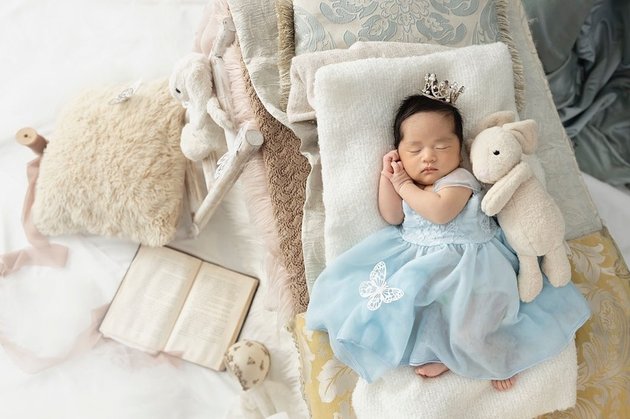 Pada usia Alisha yang genap 3 minggu, Aliya Rajasa memotret putri keempatnya ini. Ia memilih studio Axioo sebagai juru foto si bungsu yang lahir pada 22 Juli 2022 lalu.