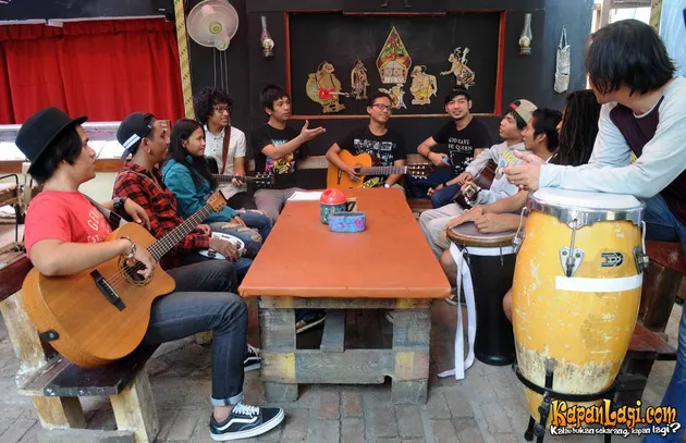 Melakukan aransemen ulang lagu Rinto Harahap, d Masiv memilih cara yang berbeda.