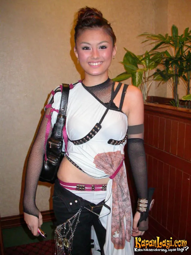 Fashion jadul Agnes Monica