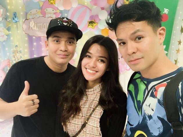 Not Awkward, 7 Indonesian Celebrities Take Photos with Their Exes