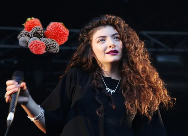 Yang pertama adalah Lorde. Yap, penyanyi asal New Zealand ini suka berbaring dengan selimut yang sama dan memakan buah-buahan berry di belakang panggung sebelum tampil.