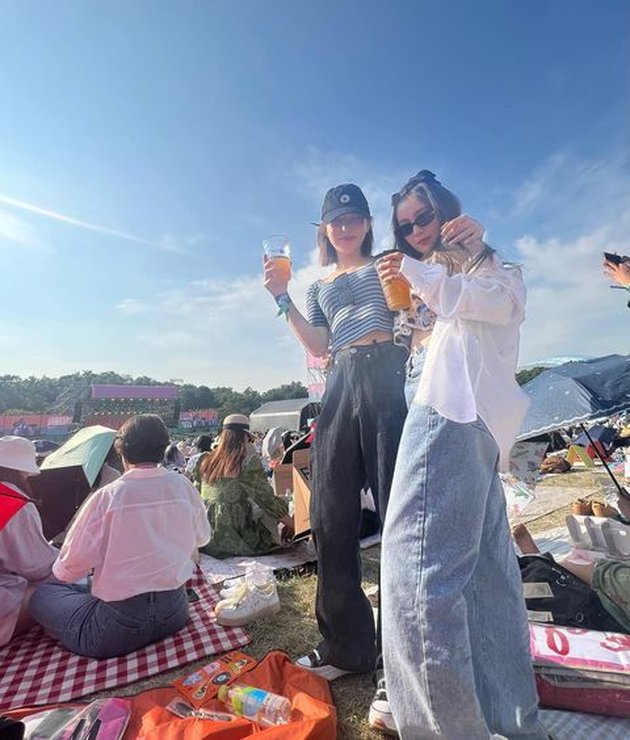 Irene dan Wendy pamer persahabatan mereka saat menghabiskan waktu bersama di festival. Kedua member Red Velvet ini tampak santai menggenggam gelas minuman.