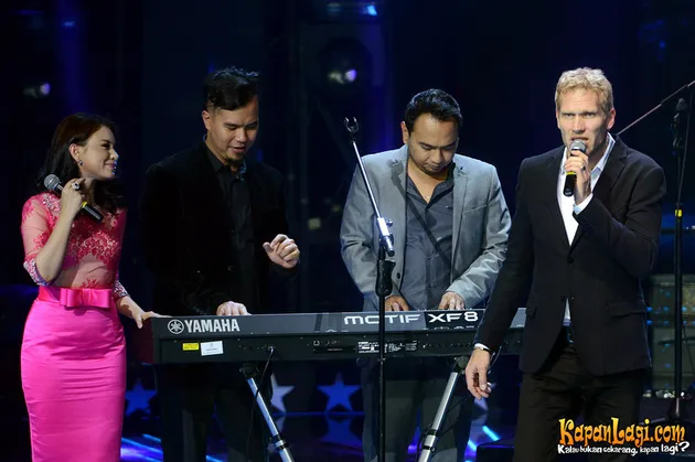 Nggak cuma itu, para personil MLTR pun mengajak Judika untuk duet bareng di atas panggung.