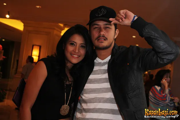 10 Pasangan Selebritis Yang Nikah Karena Cinlok
