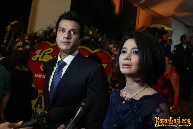 10 Pasangan Selebritis Yang Nikah Karena Cinlok