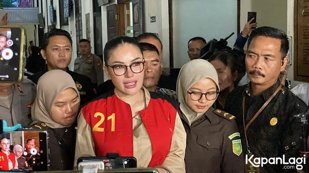 Nikita Mirzani Pakai Rompi Merah