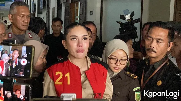 Nikita Mirzani Dikelilingi Wartawan