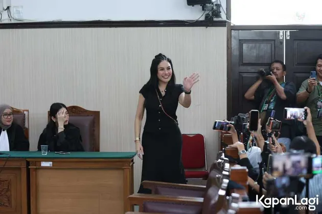 Nikita Mirzani pakai dress hitam