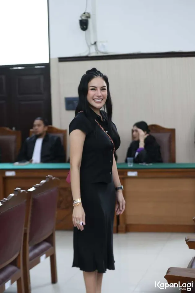 Nikita Mirzani tersenyum ke wartawan