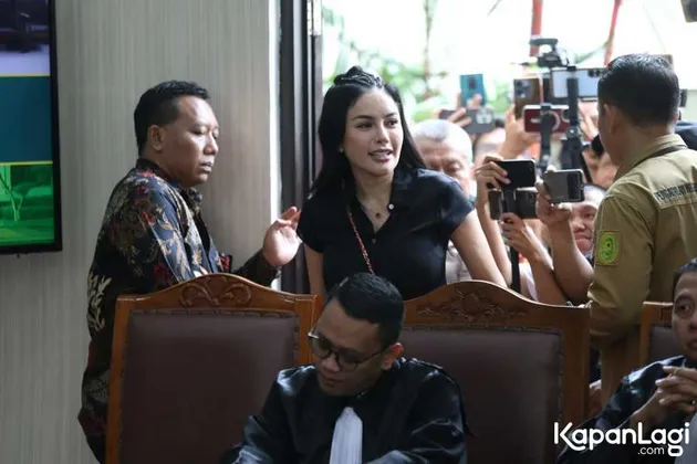 Nikita Mirzani datang ke ruang sidang