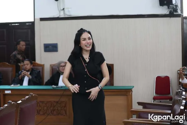 Nikita Mirzani pakai dres hitam
