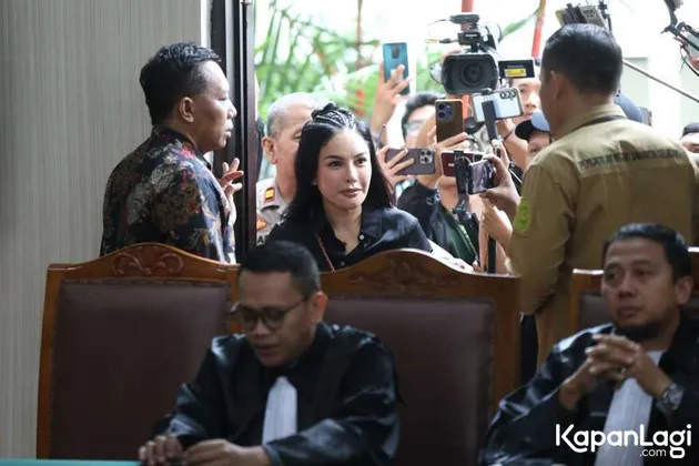 Nikita Mirzani masuk ke ruang sidang
