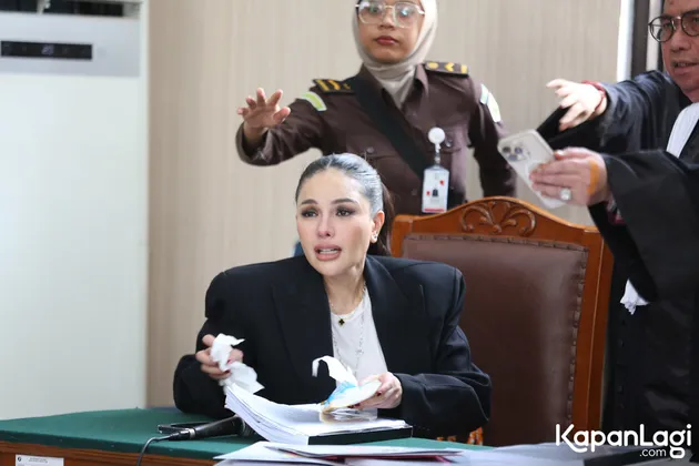 Nikita Mirzani Meledak di Ruang Sidang
