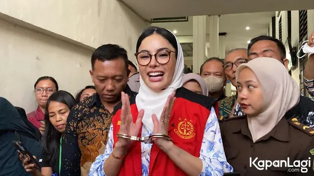 Nikita Mirzani pakai rompi tahanan