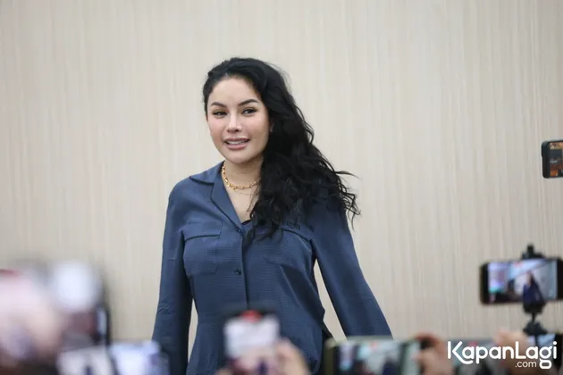 Nikita Mirzani pakai baju biru