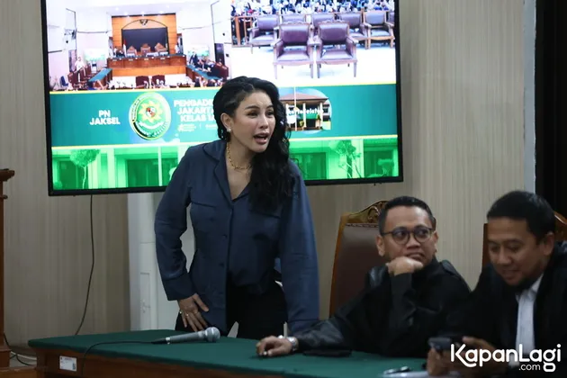 Nikita Mirzani santai di sidang