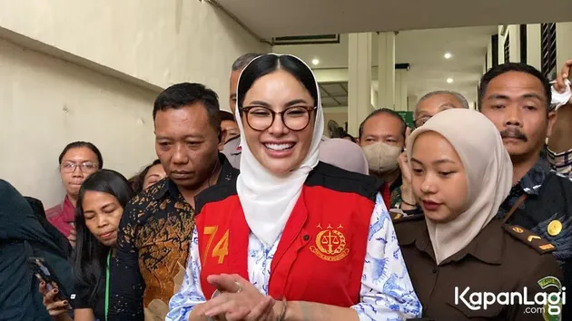 Nikita Mirzani pakai rompi tahanan