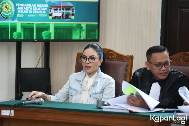 Nikita Mirzani pakai baju putih dan denim