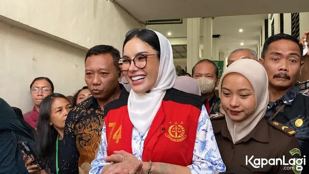 Nikita Mirzani Pakai Kerudung