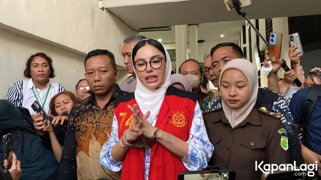 Nikita Mirzani Pakai Kacamata