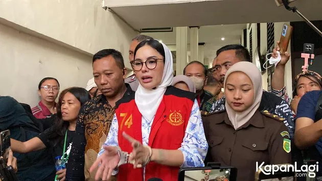 Nikita Mirzani Menjawab Pertanyaan Wartawan