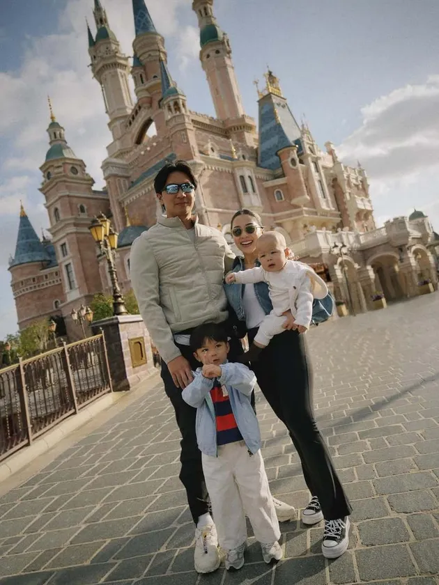 Nikita Willy bersama suami dan anak-anak
