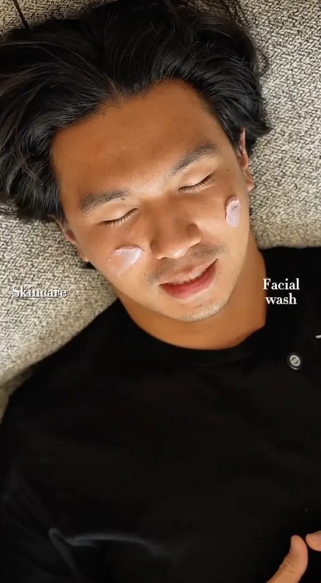 Indra Priawan pakai facial wash
