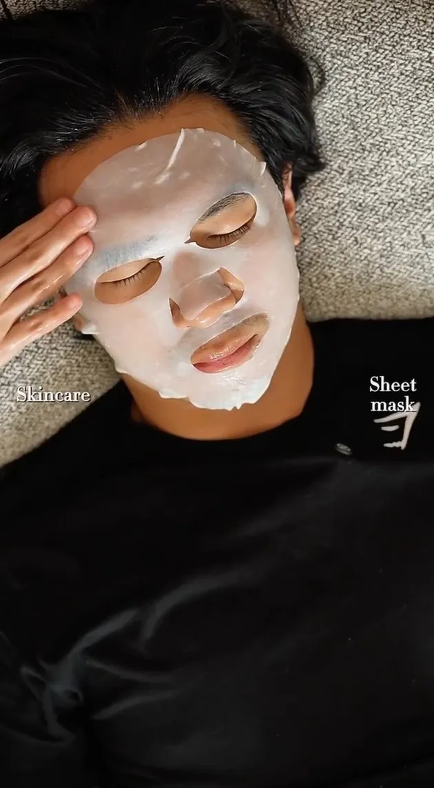 Indra Priawan pakai sheet mask
