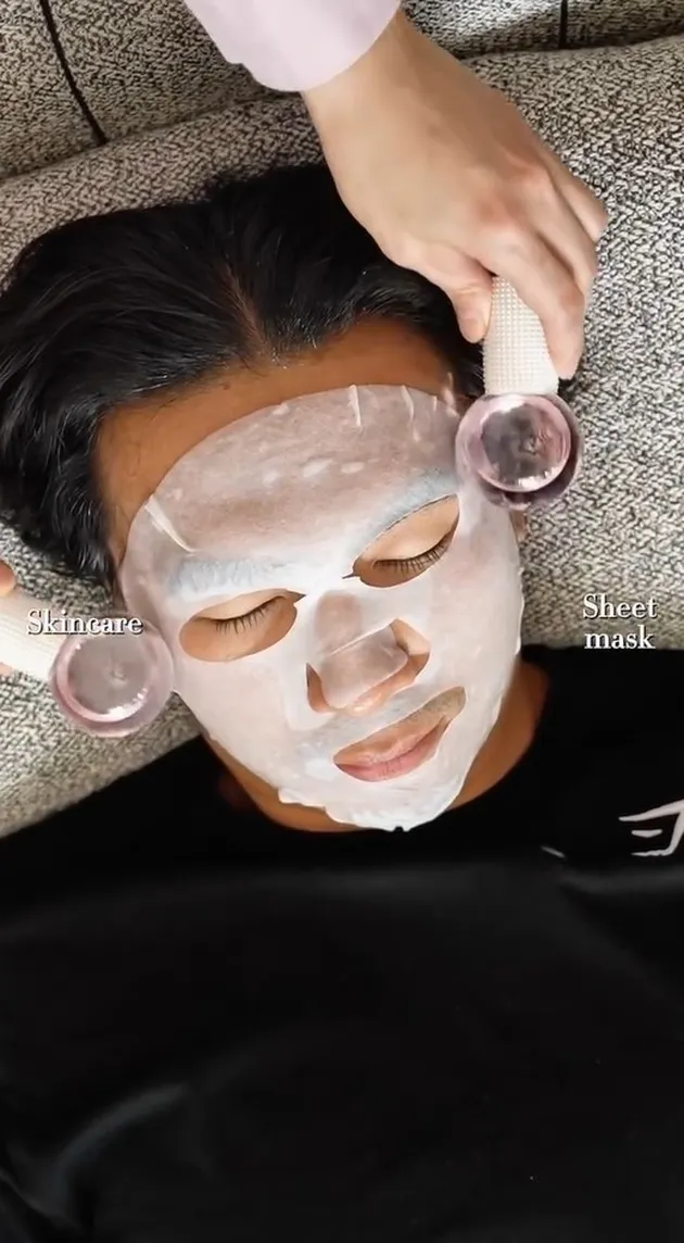 Indra Priawan dipakaikan face roller