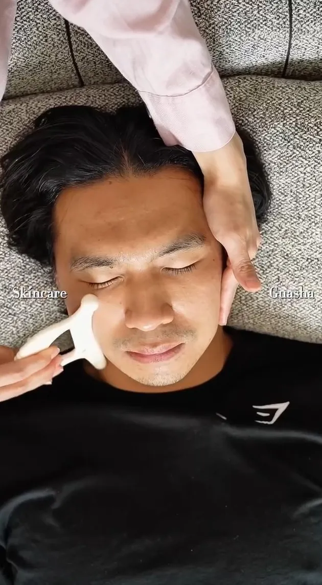 Indra Priawan pakai gua sha