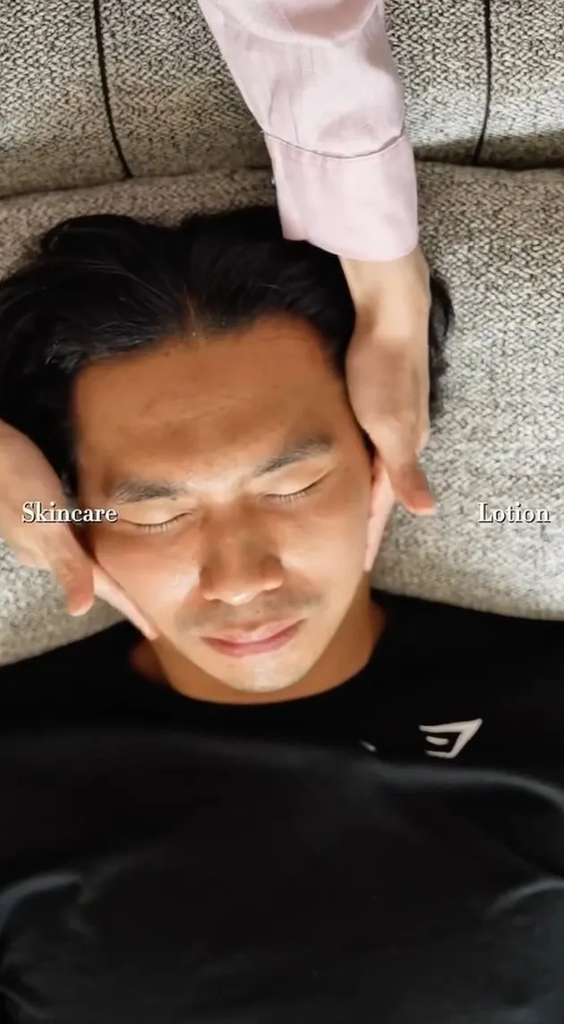 Indra Priawan pakai lotion