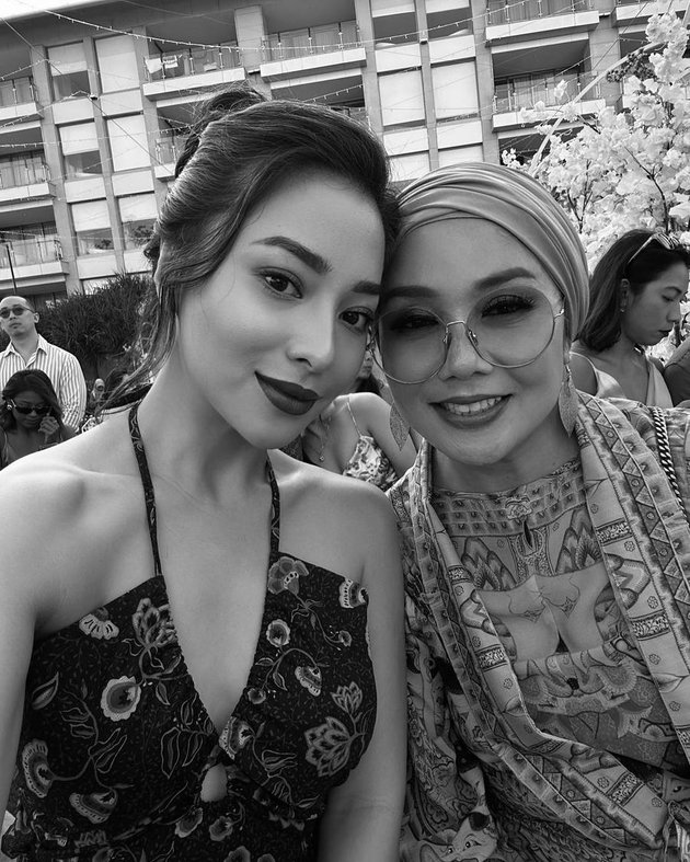 Nikita Willy Attends a Wedding in Bali with Indra Priawan and Baby Issa, Radiating Hot Mama Vibes