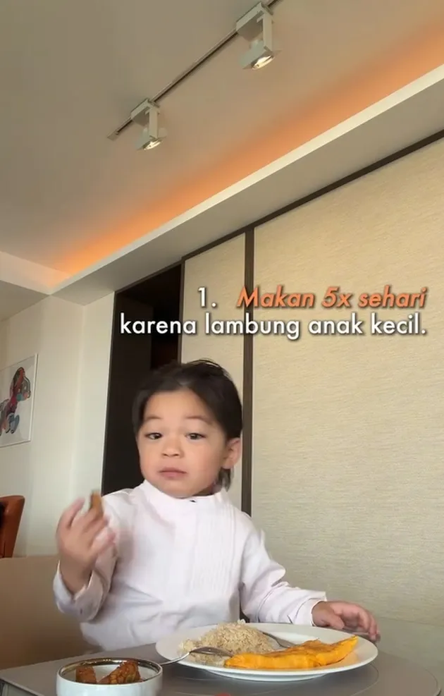 Issa Xander makan telur dadar