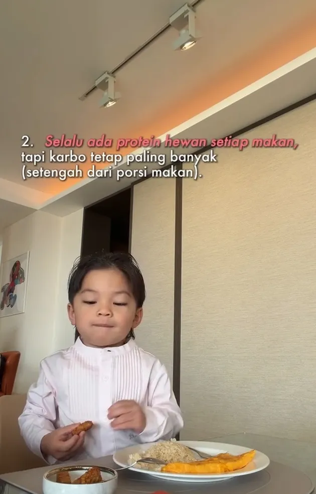 Issa Xander makan tempe