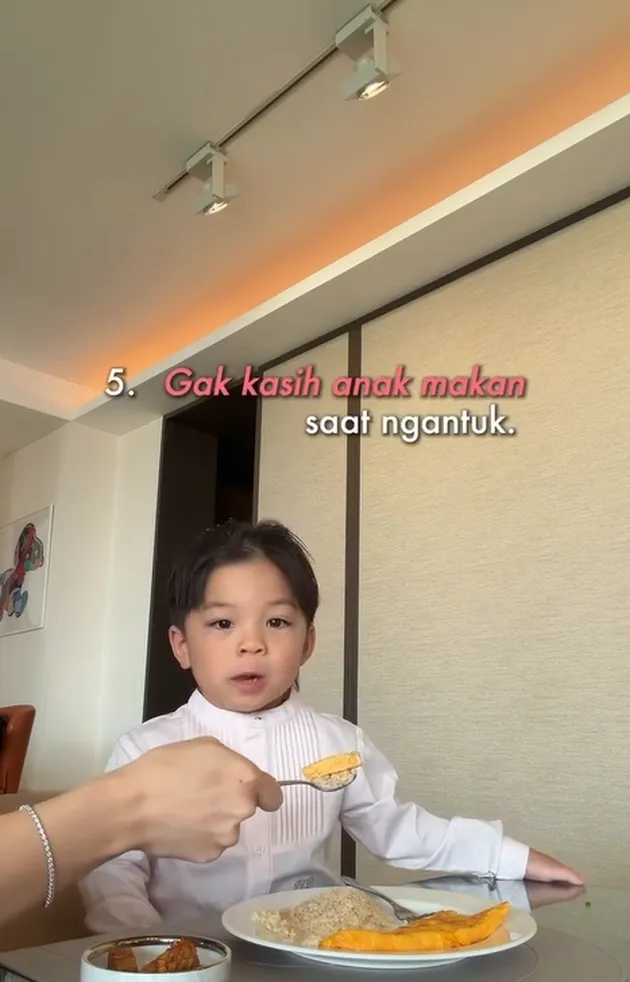 Nikita Willy makan di meja makan