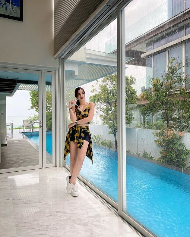 Enjoy a Vacation with Family, Nia Ramadhani Relaxes in Swimsuit in Singapore and Continues to a Luxury Resort in Bali