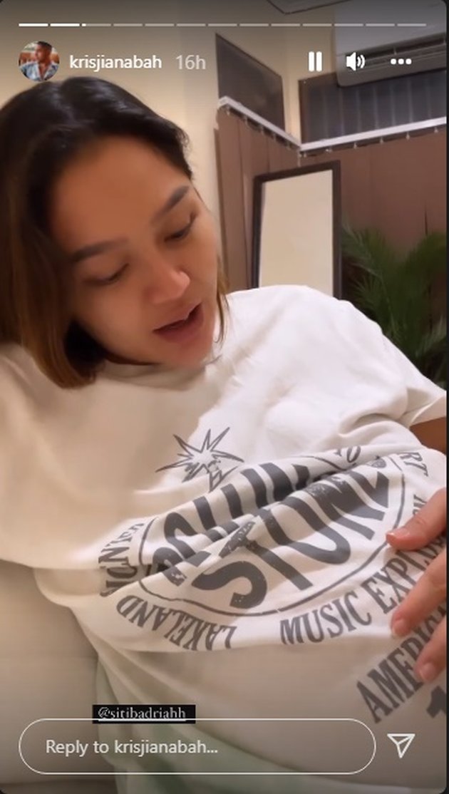 Enjoy Pregnancy Moments, Here are 12 Pictures of Siti Badriah Being Affectionate with Her Husband - Sleeping with Krisjiana, Asking for Help, and Talking to the Baby in Her Womb