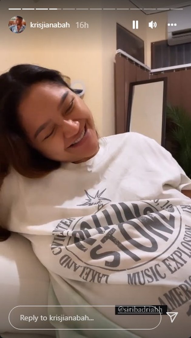 Enjoy Pregnancy Moments, Here are 12 Pictures of Siti Badriah Being Affectionate with Her Husband - Sleeping with Krisjiana, Asking for Help, and Talking to the Baby in Her Womb