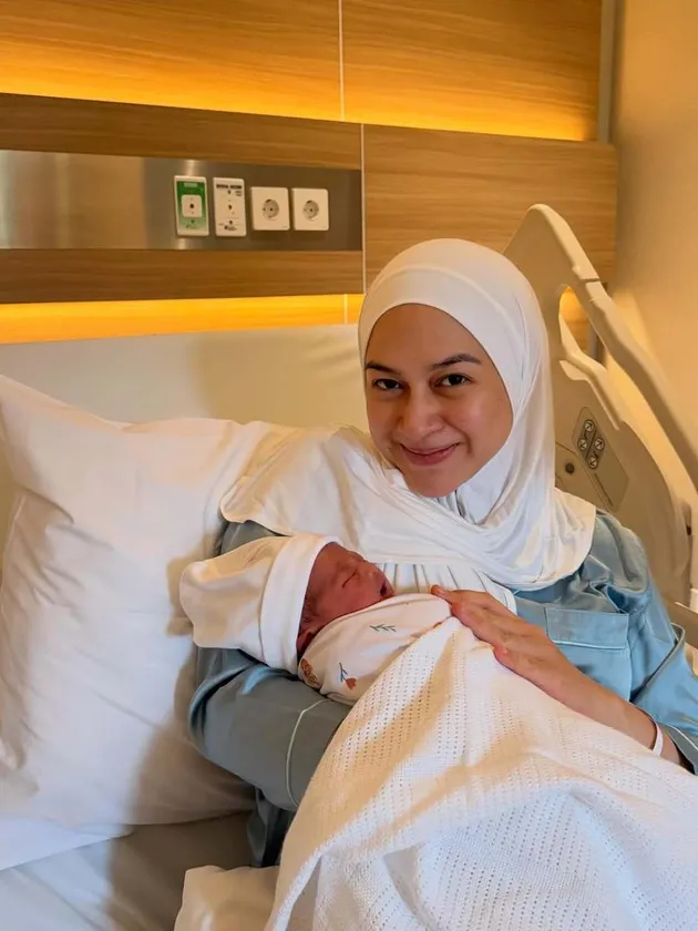 Nina Zatulini gendong anak keempatnya