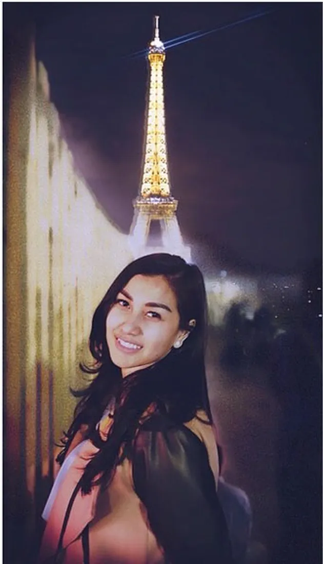 NISYA ADIK RAFFI AHMAD JALAN-JALAN KE PRANCIS, MESRA BARENG SUAMI