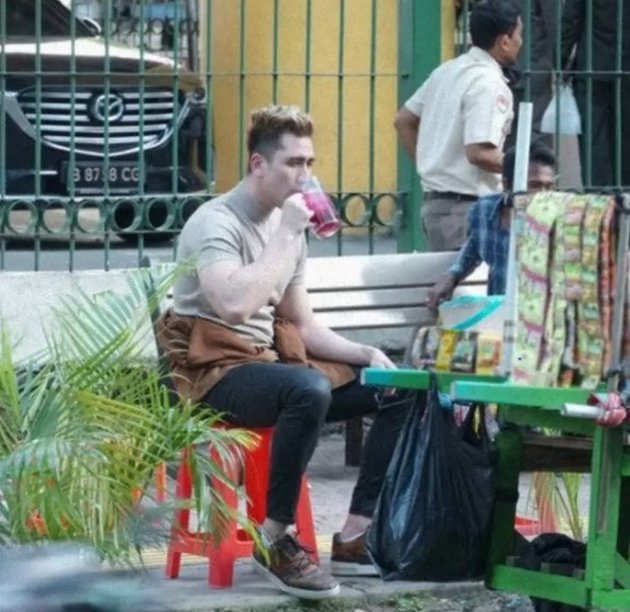 No Ego Club, These 9 Celebrities Just Relax and Enjoy Food & Drinks at Roadside Stalls